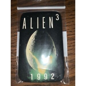 1992 Alien 3 James Cameron Sigourney Weaver 1.5" x 2.75" Pinback Button